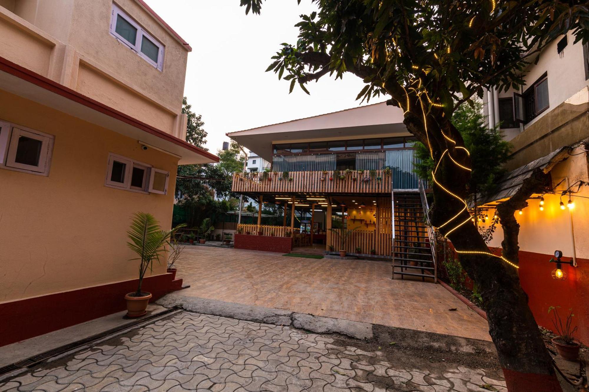Hotel Harmony & Little Bites Bistro Jawlakhel Esterno foto