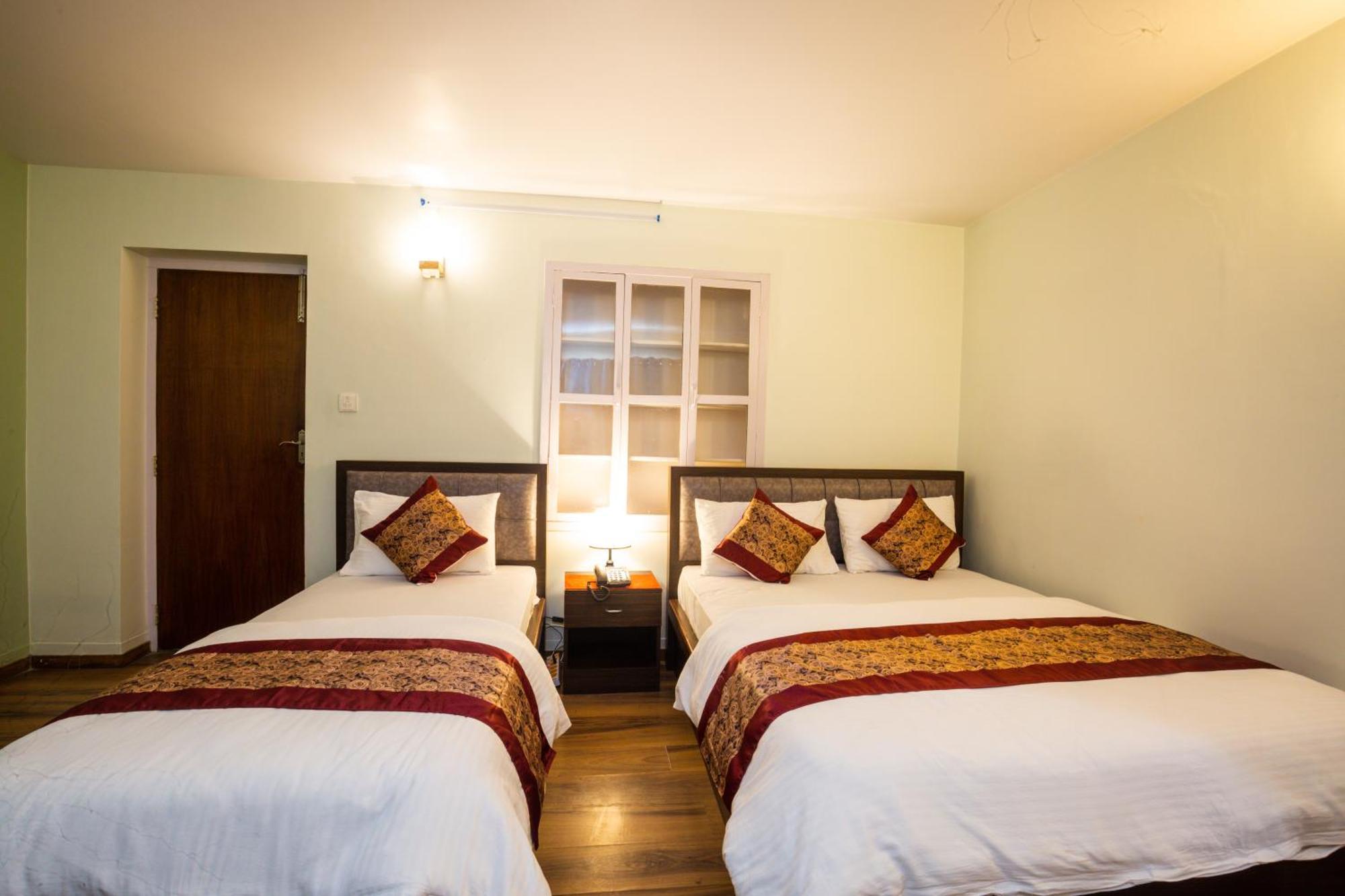 Hotel Harmony & Little Bites Bistro Jawlakhel Esterno foto