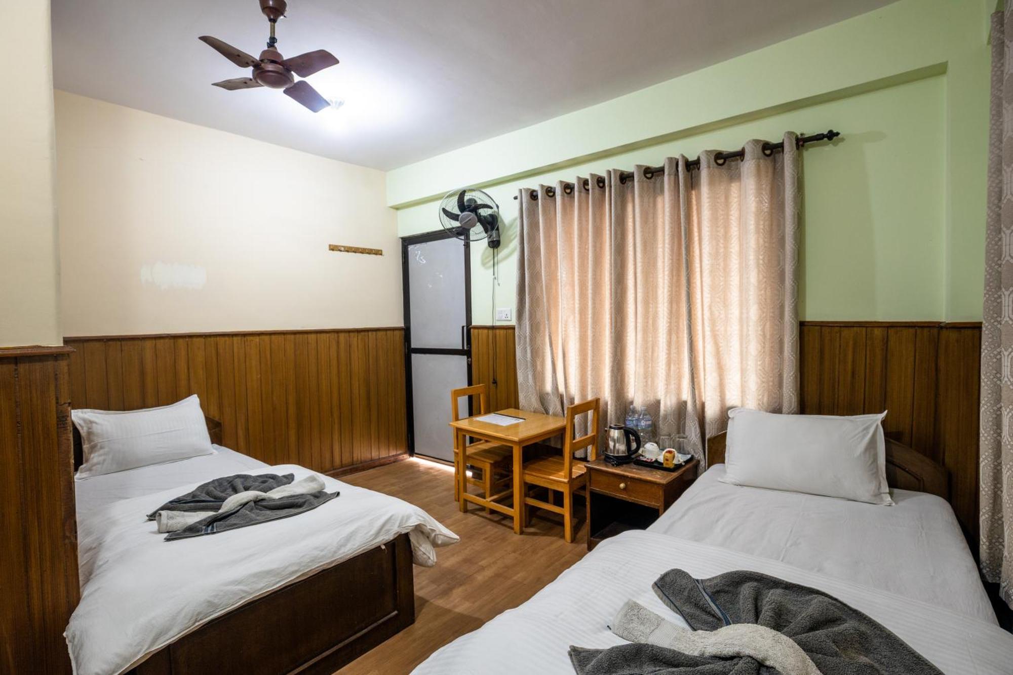 Hotel Harmony & Little Bites Bistro Jawlakhel Esterno foto