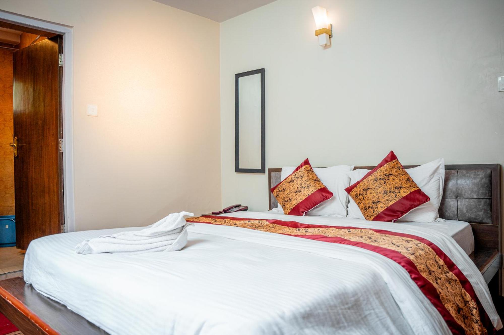 Hotel Harmony & Little Bites Bistro Jawlakhel Esterno foto