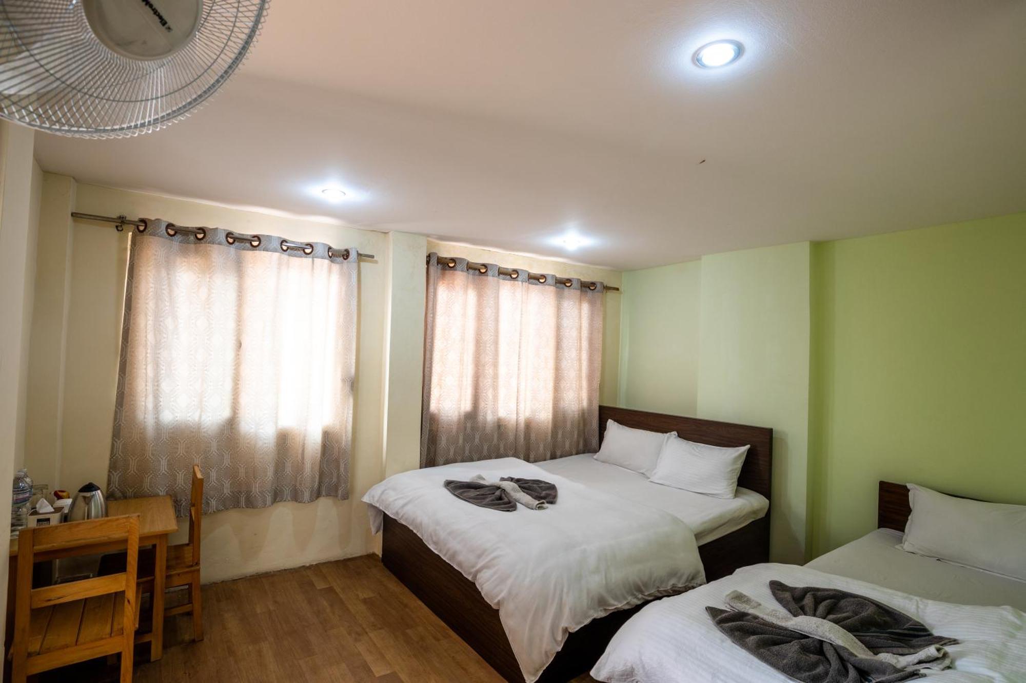 Hotel Harmony & Little Bites Bistro Jawlakhel Esterno foto