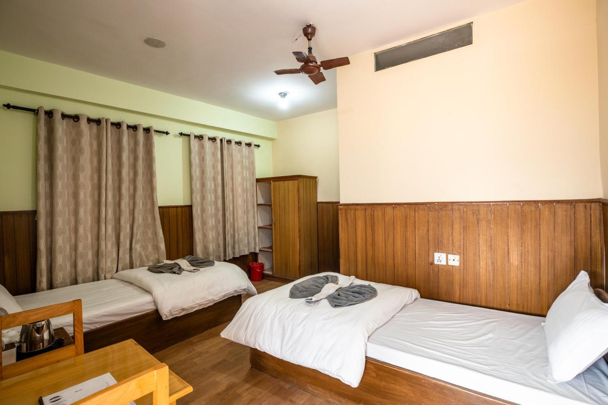 Hotel Harmony & Little Bites Bistro Jawlakhel Esterno foto