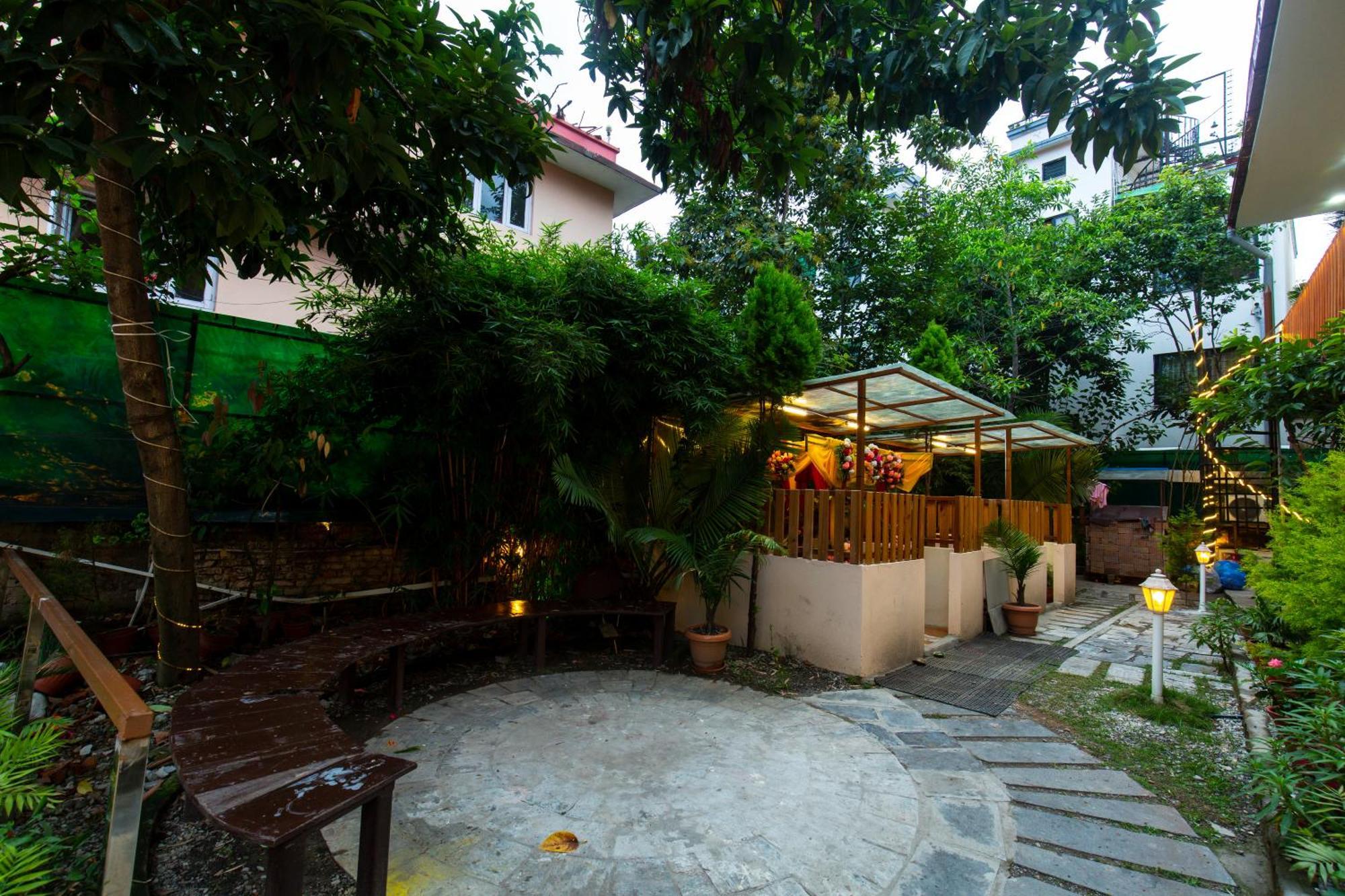 Hotel Harmony & Little Bites Bistro Jawlakhel Esterno foto