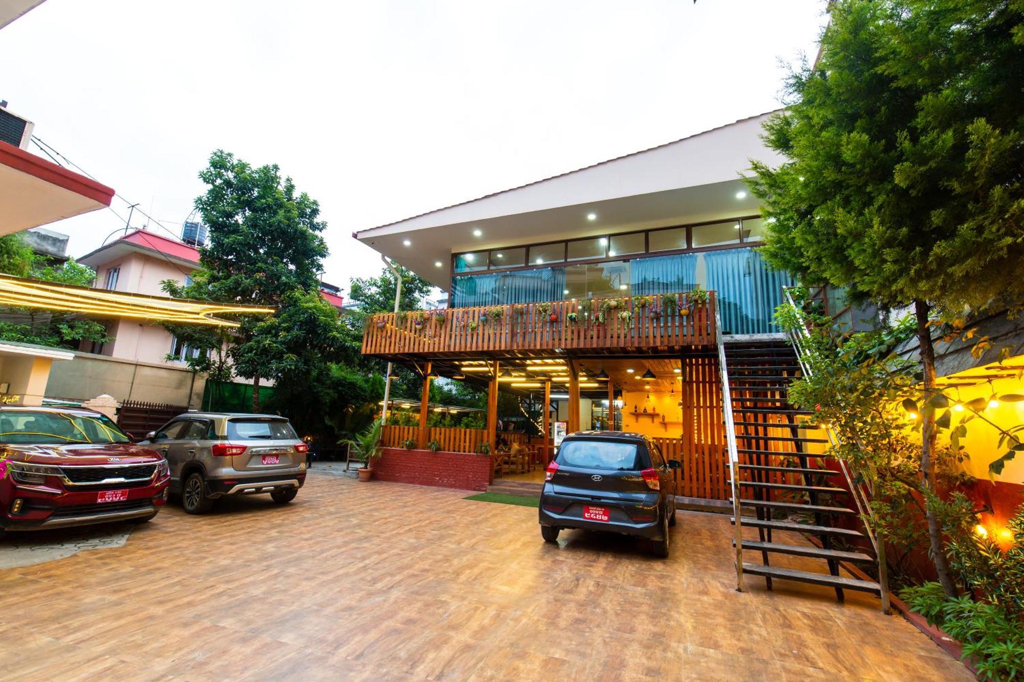 Hotel Harmony & Little Bites Bistro Jawlakhel Esterno foto